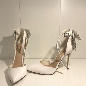 JustFab Letitia bow heels white